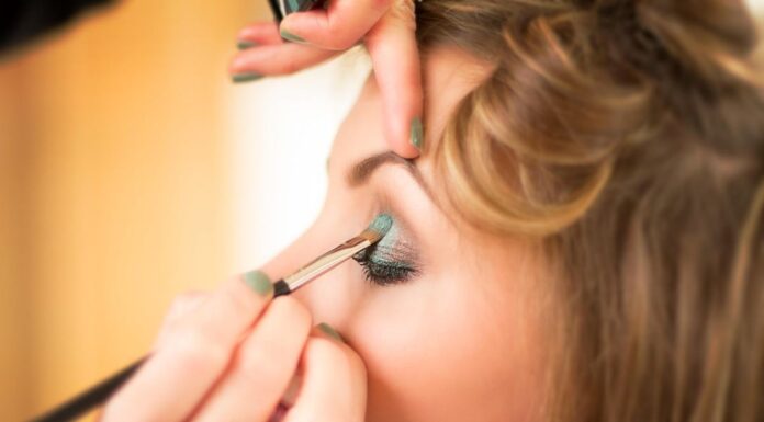 Avevo le palpebre cadenti, poi ho scoperto questi cerotti: nessuno si accorge che li indosso Elimina le palpebre cadenti