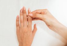 Unghie a mandorla: il trend della primavera che trasforma mani e piedi in pochi minuti Le unghie a mandorla chic