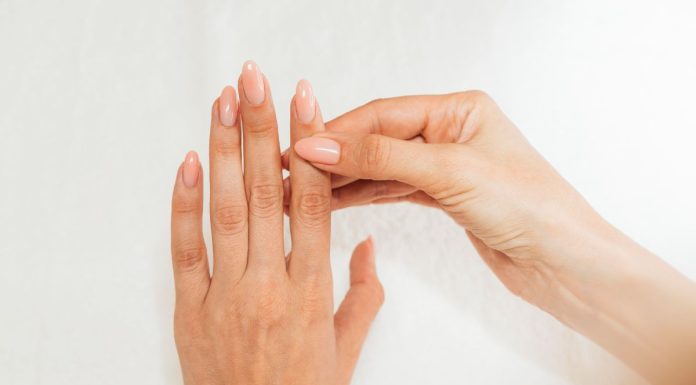 Unghie a mandorla: il trend della primavera che trasforma mani e piedi in pochi minuti Le unghie a mandorla chic