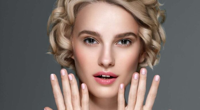 Smalti per unghie corte: i colori magici che slanciano e illuminano le mani colori per unghie corte