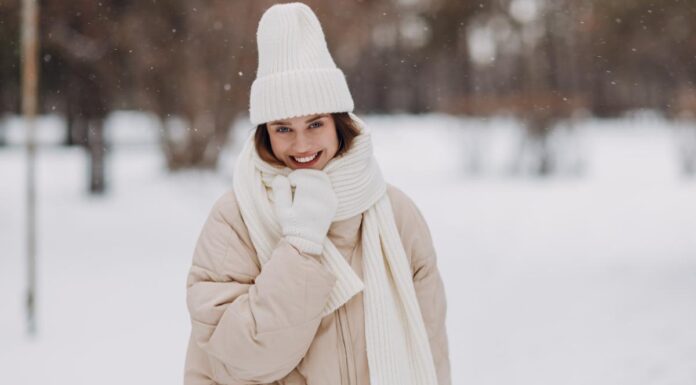 Stile impeccabile e calore con il trucco delle star: come vestirsi d’inverno con la regola dei 3 strati La regola dei tre strati per vestirsi al freddo