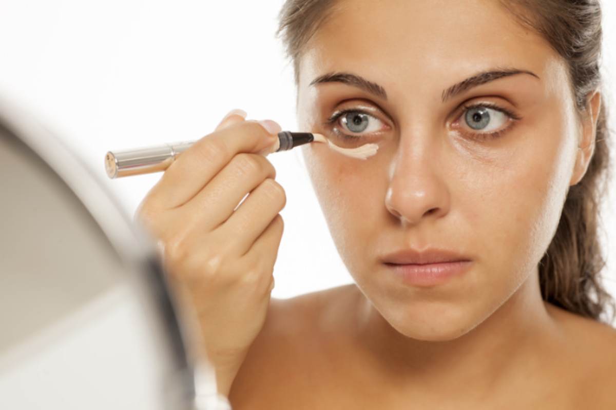 Oltre al colore, la composizione e la texture del correttore giocano un ruolo cruciale. Per le pelli secche e mature