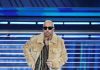 Luchè in Louis Vuitton: il nuovo codice del formalismo contemporaneo conquista Sanremo 2026 Luchè indossa Louis Vuitton alla terza serata del Festival di Sanremo 2026 un look sofisticato e radicale che ridefinisce l’eleganza maschile contemporanea tra musica, lusso e cultura pop.
