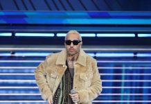 Luchè in Louis Vuitton: il nuovo codice del formalismo contemporaneo conquista Sanremo 2026 Luchè indossa Louis Vuitton alla terza serata del Festival di Sanremo 2026 un look sofisticato e radicale che ridefinisce l’eleganza maschile contemporanea tra musica, lusso e cultura pop.