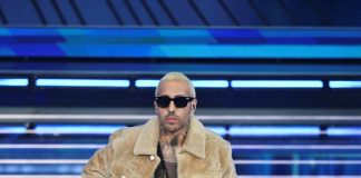 Luchè in Louis Vuitton: il nuovo codice del formalismo contemporaneo conquista Sanremo 2026 Luchè indossa Louis Vuitton alla terza serata del Festival di Sanremo 2026 un look sofisticato e radicale che ridefinisce l’eleganza maschile contemporanea tra musica, lusso e cultura pop.