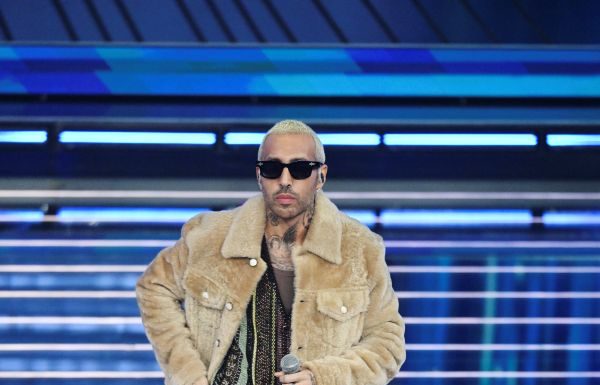 Luchè in Louis Vuitton: il nuovo codice del formalismo contemporaneo conquista Sanremo 2026 Luchè indossa Louis Vuitton alla terza serata del Festival di Sanremo 2026 un look sofisticato e radicale che ridefinisce l’eleganza maschile contemporanea tra musica, lusso e cultura pop.