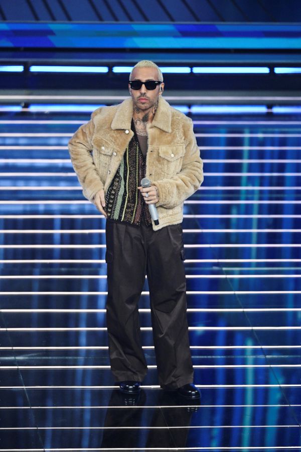 Luchè indossa Louis Vuitton alla terza serata del Festival di Sanremo 2026 un look sofisticato e radicale che ridefinisce l’eleganza maschile contemporanea tra musica, lusso e cultura pop.