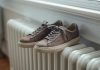 Smetti subito di mettere le scarpe bagnate sul termosifone: può costarti caro e non lo sai Scarpe ginnastica termosifone
