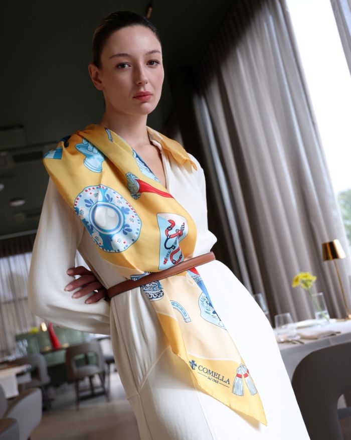 L’eccellenza sartoriale Comella di Aversa. Per l’8 Marzo realizzato un foulard che è manifesto di forza, rispetto e libertà.