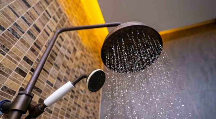 Doccia effetto diamante: brilla come un gioiello con un solo ingrediente impensabile (ed è già in casa tua) doccia come pulirla