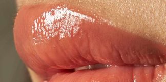 Labbra più piene in pochi secondi? Il trucco blu che non tutte vogliono svelare labbra rimpolpate con questo trucco