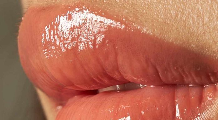 Labbra più piene in pochi secondi? Il trucco blu che non tutte vogliono svelare labbra rimpolpate con questo trucco