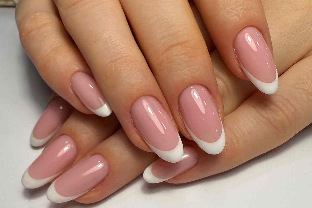 manicure del momento ritornano i colori chiari e unghie corte