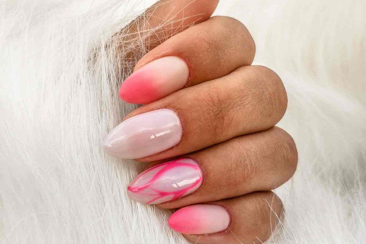 manicure del momento ritornano i colori chiari e unghie corte