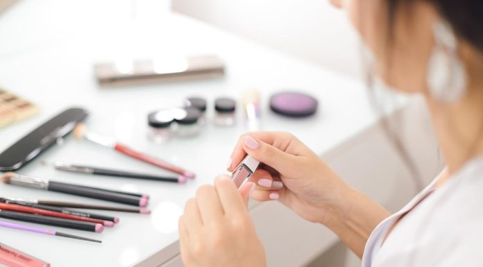 Come disegnare le lentiggini perfette: i make up artist svelano cosa evitare Come realizzare lentiggini