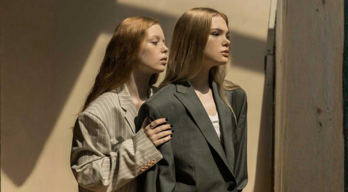 Puoi uscire con i pantaloni della tuta solo se li metti così: il consiglio prezioso degli stilisti come indossare la tuta