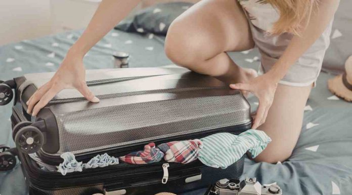 Vestiti spiegazzati in valigia? Il trucco della doccia è una salvezza: perfetti dopo il viaggio vestiti spiegazzati usa il trucco della doccia