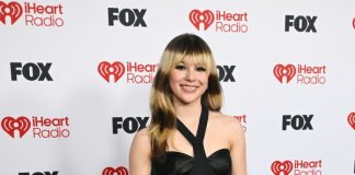 Alysa Liu ha indossato un look custom made Louis Vuitton ai iHeartRadio Music Awards 2026 a Los Angeles Alysa Liu ha indossato un look custom made Louis Vuitton ai iHeartRadio Music Awards 2026 a Los Angeles