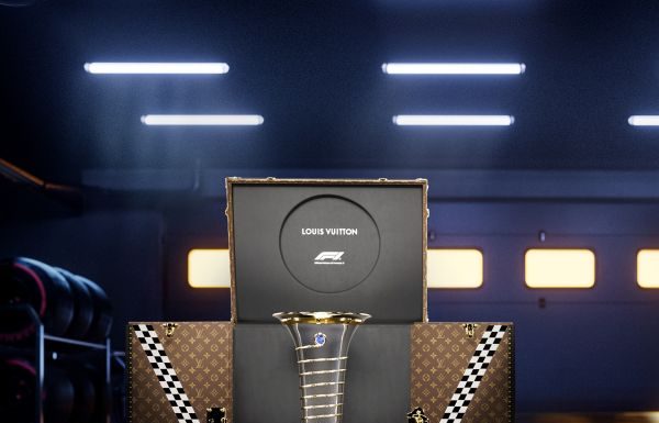 Louis Vuitton e Formula 1®: La Maison celebra l’inizio della stagione e il secondo anno della partnership Louis Vuitton e Formula 1® La Maison celebra l'inizio della stagione e il secondo anno della partnership