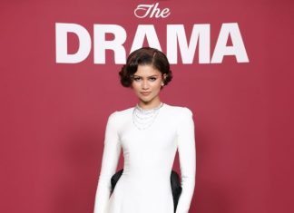 Zendaya ha indossato un look custom made Louis Vuitton alla prima di “The Drama” a Parigi Zendaya ha indossato un look custom made Louis Vuitton alla prima di “The Drama” a Parigi