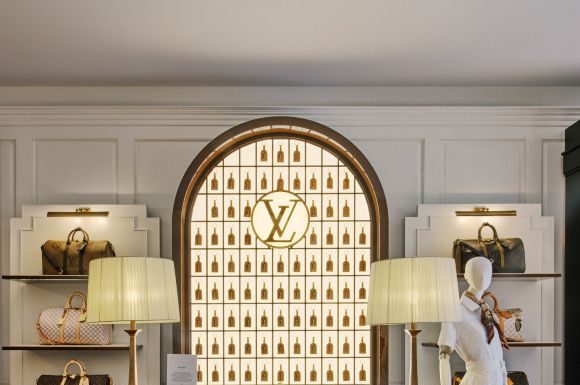 Il Louis Vuitton Hotel a Londra celebra i 130 anni del Monogram della Maison Il Louis Vuitton Hotel a Londra celebra i 130 anni del Monogram della Maison