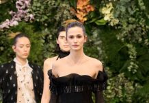 Monte-Carlo Fashion Week La sfilata si è conclusa con un esclusivo cocktail serale, momento di incontro per stampa, buyer e ospiti d’eccezione, che ha suggellato una giornata all’insegna dell’eleganza e del networking internazionale. Con una forte attenzione ai temi della sostenibilità, dell’innovazione tecnologica e della valorizzazione dei talenti emergenti, la Monte-Carlo Fashion Week continua a distinguersi come piattaforma di riferimento per il futuro della moda. L’evento proseguirà fino al 18 aprile con un ricco calendario di appuntamenti tra sfilate, conferenze ed eventi esclusivi nel cuore del Principato di Monaco