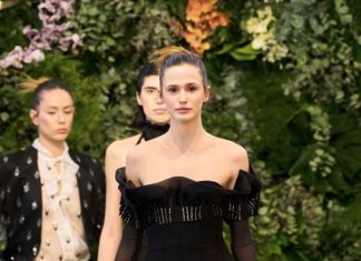 Monte-Carlo Fashion Week La sfilata si è conclusa con un esclusivo cocktail serale, momento di incontro per stampa, buyer e ospiti d’eccezione, che ha suggellato una giornata all’insegna dell’eleganza e del networking internazionale. Con una forte attenzione ai temi della sostenibilità, dell’innovazione tecnologica e della valorizzazione dei talenti emergenti, la Monte-Carlo Fashion Week continua a distinguersi come piattaforma di riferimento per il futuro della moda. L’evento proseguirà fino al 18 aprile con un ricco calendario di appuntamenti tra sfilate, conferenze ed eventi esclusivi nel cuore del Principato di Monaco