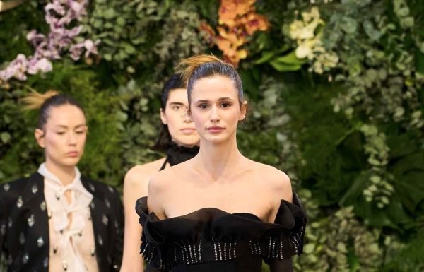 Monte-Carlo Fashion Week La sfilata si è conclusa con un esclusivo cocktail serale, momento di incontro per stampa, buyer e ospiti d’eccezione, che ha suggellato una giornata all’insegna dell’eleganza e del networking internazionale. Con una forte attenzione ai temi della sostenibilità, dell’innovazione tecnologica e della valorizzazione dei talenti emergenti, la Monte-Carlo Fashion Week continua a distinguersi come piattaforma di riferimento per il futuro della moda. L’evento proseguirà fino al 18 aprile con un ricco calendario di appuntamenti tra sfilate, conferenze ed eventi esclusivi nel cuore del Principato di Monaco