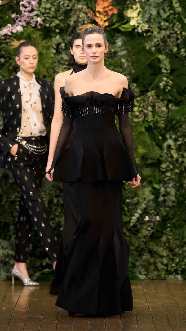 La sfilata si è conclusa con un esclusivo cocktail serale, momento di incontro per stampa, buyer e ospiti d’eccezione, che ha suggellato una giornata all’insegna dell’eleganza e del networking internazionale. Con una forte attenzione ai temi della sostenibilità, dell’innovazione tecnologica e della valorizzazione dei talenti emergenti, la Monte-Carlo Fashion Week continua a distinguersi come piattaforma di riferimento per il futuro della moda. L’evento proseguirà fino al 18 aprile con un ricco calendario di appuntamenti tra sfilate, conferenze ed eventi esclusivi nel cuore del Principato di Monaco