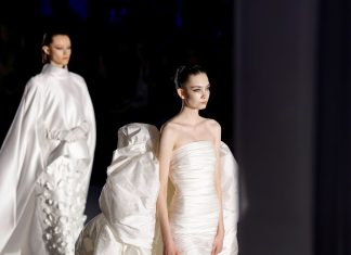 Stéphane Rolland turns Barcelona Bridal night into a tribute to Love. Stéphane Rolland turns Barcelona Bridal night into a tribute to Love.