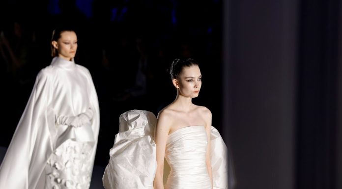 Stéphane Rolland turns Barcelona Bridal night into a tribute to Love. Stéphane Rolland turns Barcelona Bridal night into a tribute to Love.