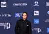 David di Donatello 2026: Claudio Santamaria in total look custom Louis Vuitton Claudio Santamaria ha indossato a un total look custom Louis Vuitton sul Red Carpet della 71ª edizione dei David di Donatello