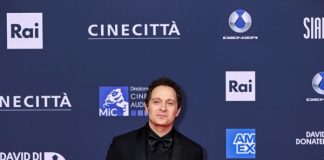 David di Donatello 2026: Claudio Santamaria in total look custom Louis Vuitton Claudio Santamaria ha indossato a un total look custom Louis Vuitton sul Red Carpet della 71ª edizione dei David di Donatello