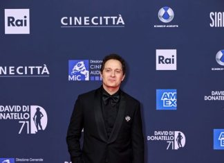 David di Donatello 2026: Claudio Santamaria in total look custom Louis Vuitton Claudio Santamaria ha indossato a un total look custom Louis Vuitton sul Red Carpet della 71ª edizione dei David di Donatello