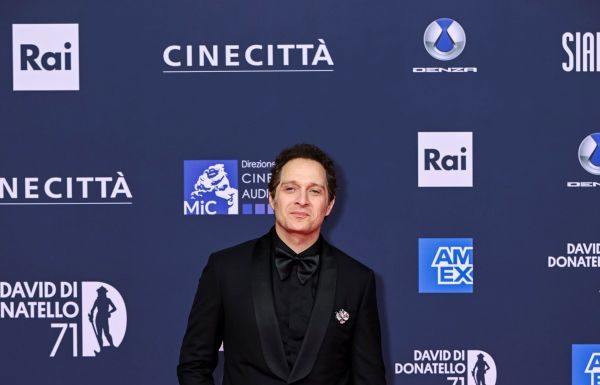 David di Donatello 2026: Claudio Santamaria in total look custom Louis Vuitton Claudio Santamaria ha indossato a un total look custom Louis Vuitton sul Red Carpet della 71ª edizione dei David di Donatello