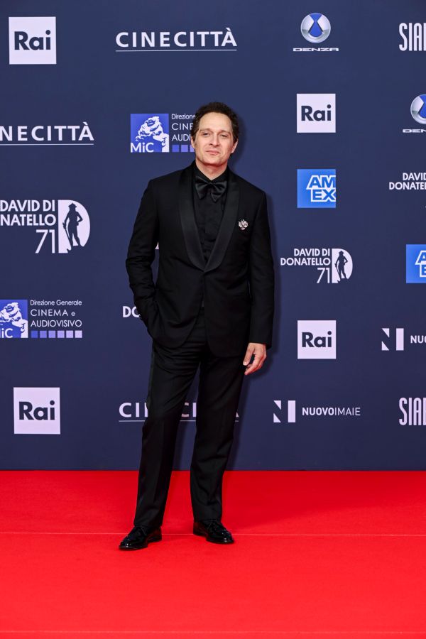 Claudio Santamaria ha indossato a un total look custom Louis Vuitton sul Red Carpet della 71ª edizione dei David di Donatello