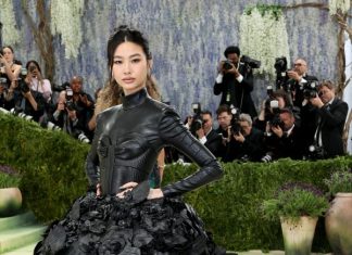 Hoyeon incanta il Met Gala 2026: l’arte del costume firmata Louis Vuitton Hoyeon incanta il Met Gala 2026 l’arte del costume firmata Louis Vuitton