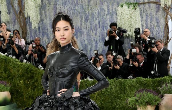 Hoyeon incanta il Met Gala 2026: l’arte del costume firmata Louis Vuitton Hoyeon incanta il Met Gala 2026 l’arte del costume firmata Louis Vuitton