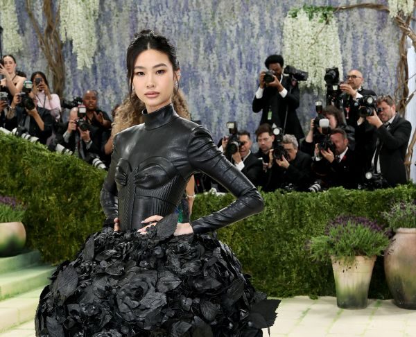 Hoyeon incanta il Met Gala 2026: l’arte del costume firmata Louis Vuitton Hoyeon incanta il Met Gala 2026 l’arte del costume firmata Louis Vuitton