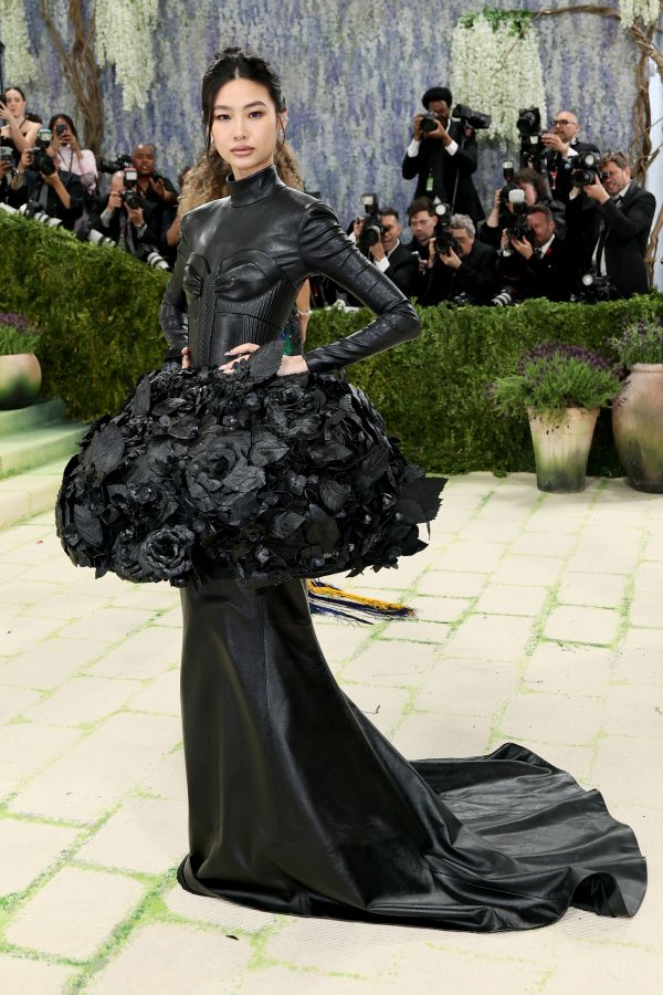 Hoyeon incanta il Met Gala 2026 l’arte del costume firmata Louis Vuitton