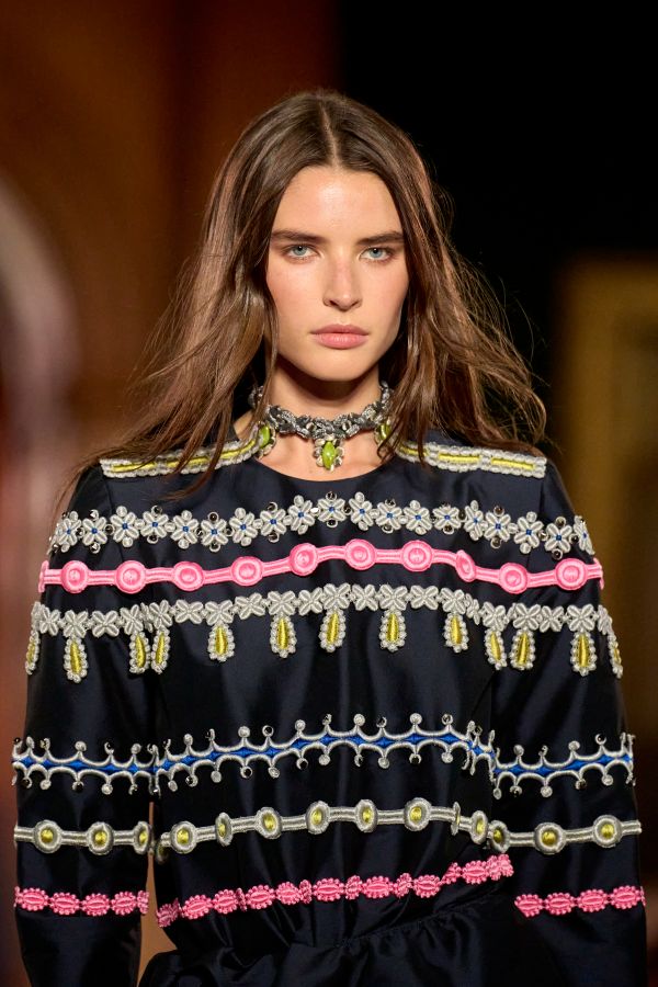 Louis Vuitton Cruise 2027: il make up naturalmente sofisticato di Pat McGrath