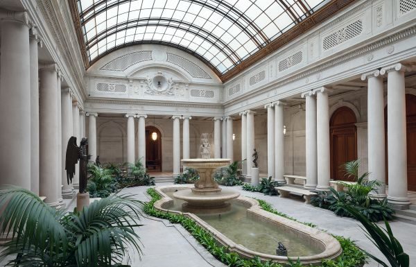 La sfilata Louis Vuitton Cruise 2027 si terrĂ il 20 maggio alla The Frick Collection a New York La sfilata Louis Vuitton Cruise 2027 si terrĂ il 20 maggio alla The Frick Collection a New York