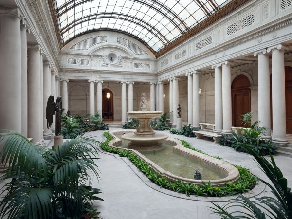La sfilata Louis Vuitton Cruise 2027 si terrà il 20 maggio alla The Frick Collection a New York La sfilata Louis Vuitton Cruise 2027 si terrà il 20 maggio alla The Frick Collection a New York