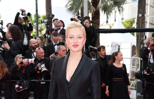 Cannes 2026 – Nadia Tereszkiewicz in Dior for the Premiere of “Fatherland” by Pawel Pawlikowski Cannes 2026 - Nadia Tereszkiewicz in Dior for the Premiere of "Fatherland" by Pawel Pawlikowski