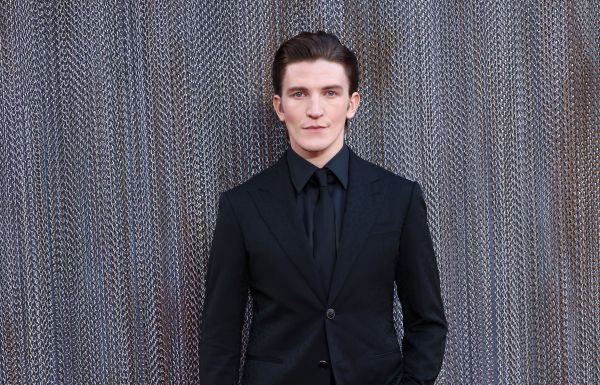 Ewan Mitchell ha indossato un look Louis Vuitton alla premiere della terza stagione di “House of Dragons” Ewan Mitchell ha indossato un look Louis Vuitton alla premiere della terza stagione di "House of Dragons"
