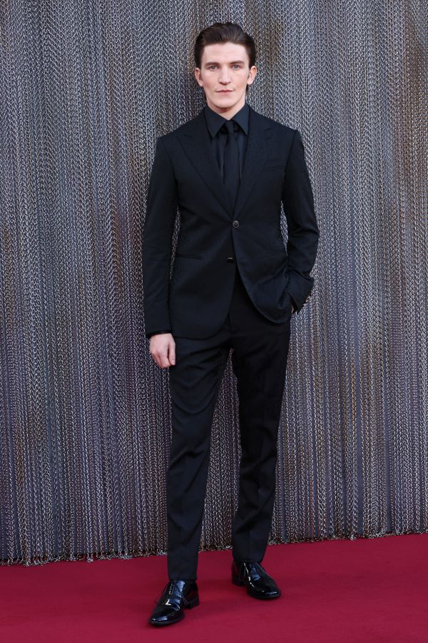 Ewan Mitchell ha indossato un look Louis Vuitton alla premiere della terza stagione di "House of Dragons"