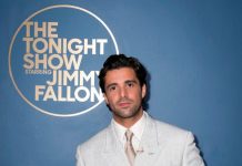 Fabien Frankel ha indossato un look Louis Vuitton al “The Tonight Show Starring Jimmy Fallon” Fabien Frankel ha indossato un look Louis Vuitton al "The Tonight Show Starring Jimmy Fallon"