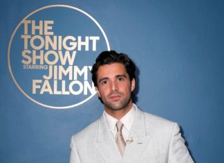 Fabien Frankel ha indossato un look Louis Vuitton al “The Tonight Show Starring Jimmy Fallon” Fabien Frankel ha indossato un look Louis Vuitton al "The Tonight Show Starring Jimmy Fallon"
