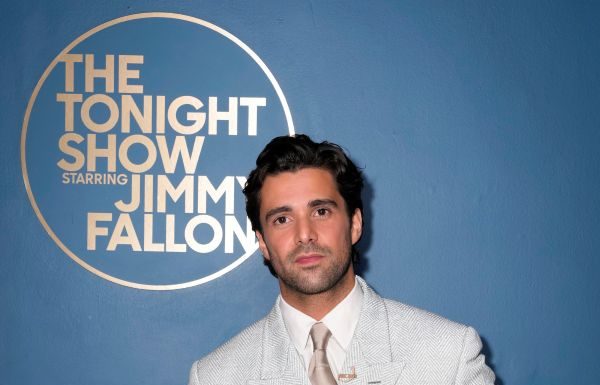 Fabien Frankel ha indossato un look Louis Vuitton al “The Tonight Show Starring Jimmy Fallon” Fabien Frankel ha indossato un look Louis Vuitton al "The Tonight Show Starring Jimmy Fallon"