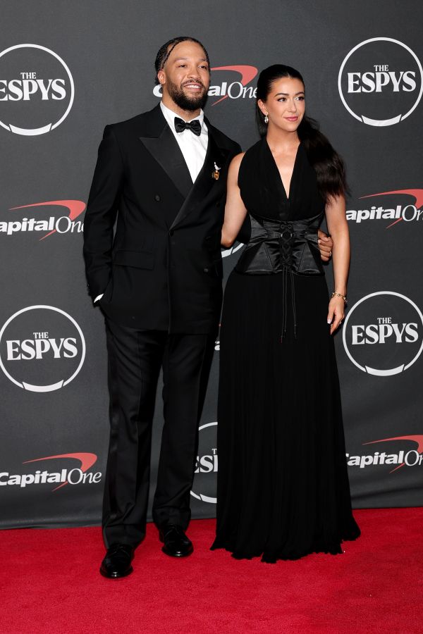 Jalen Brunson ha indossato un look Louis Vuitton ai 2026 ESPY Awards